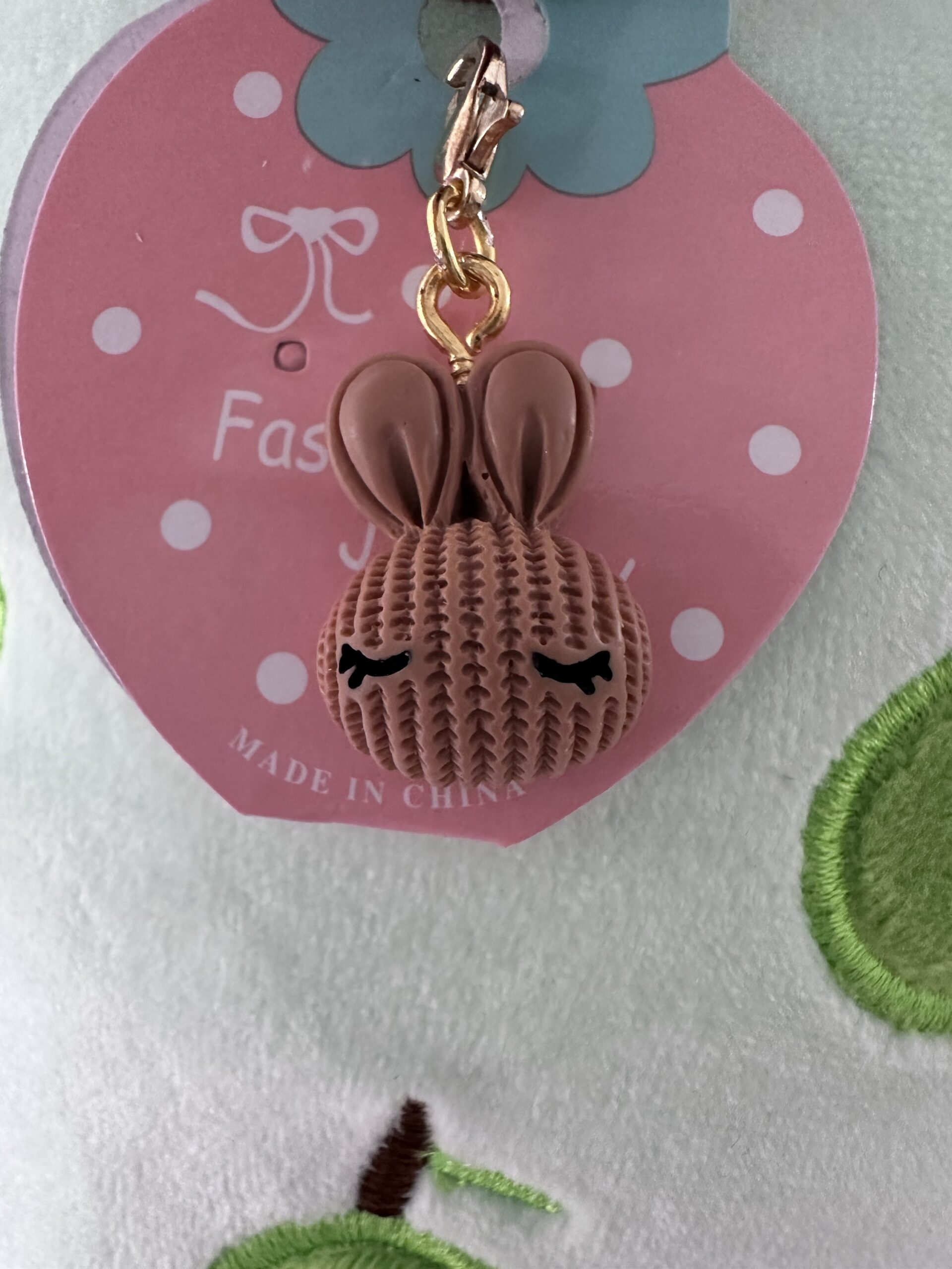 Hasen Charm Anhänger - Strickoptik - braun und beige