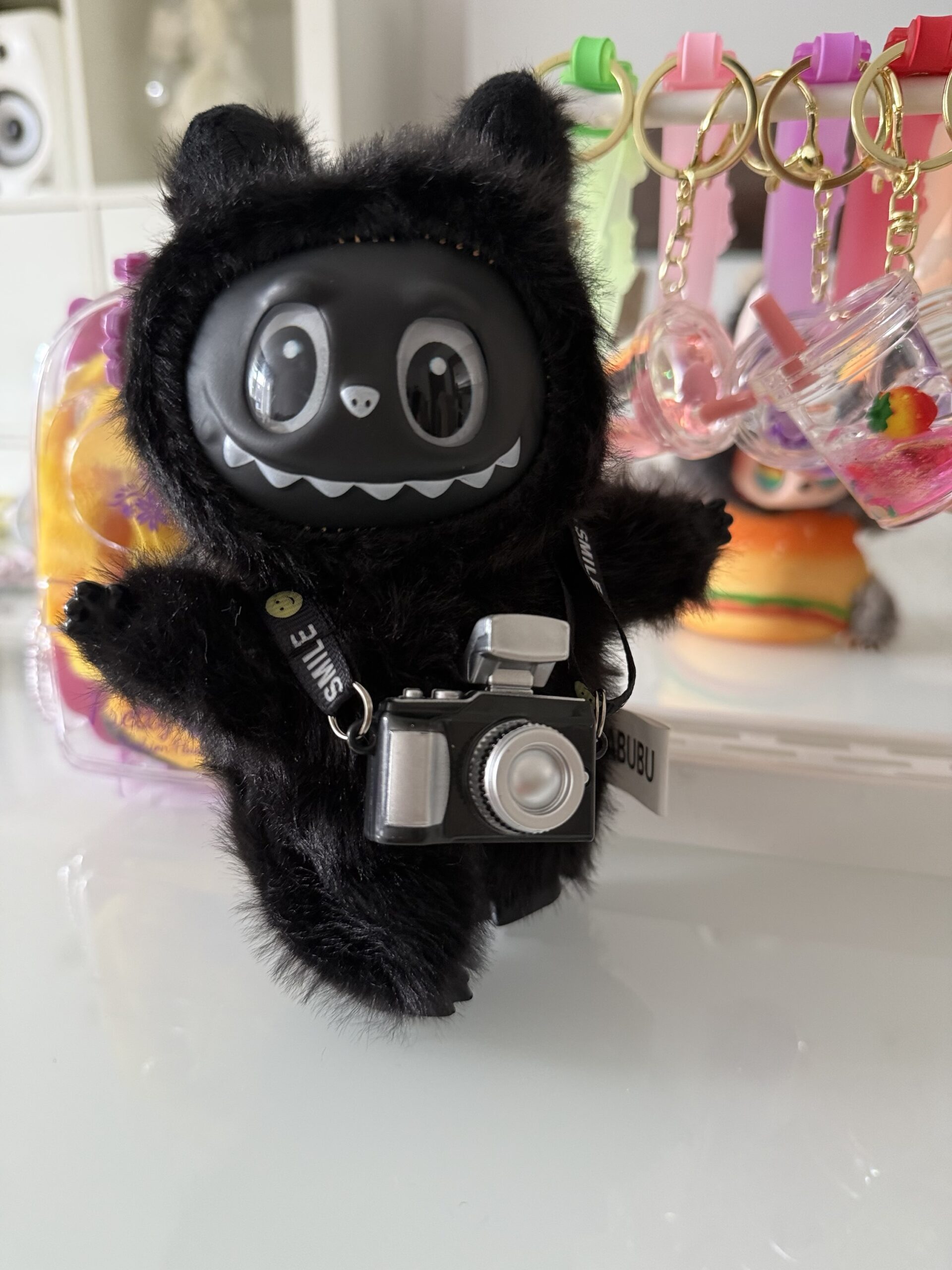 🎄Weihnachtsmarkt Angebot🎄 Kawaii Monster„Carlo Kawaiilo “ der Blitz Reporter mit Deko Kamera – Flauschige Sammlerfigur im Reporter look – Bild 2