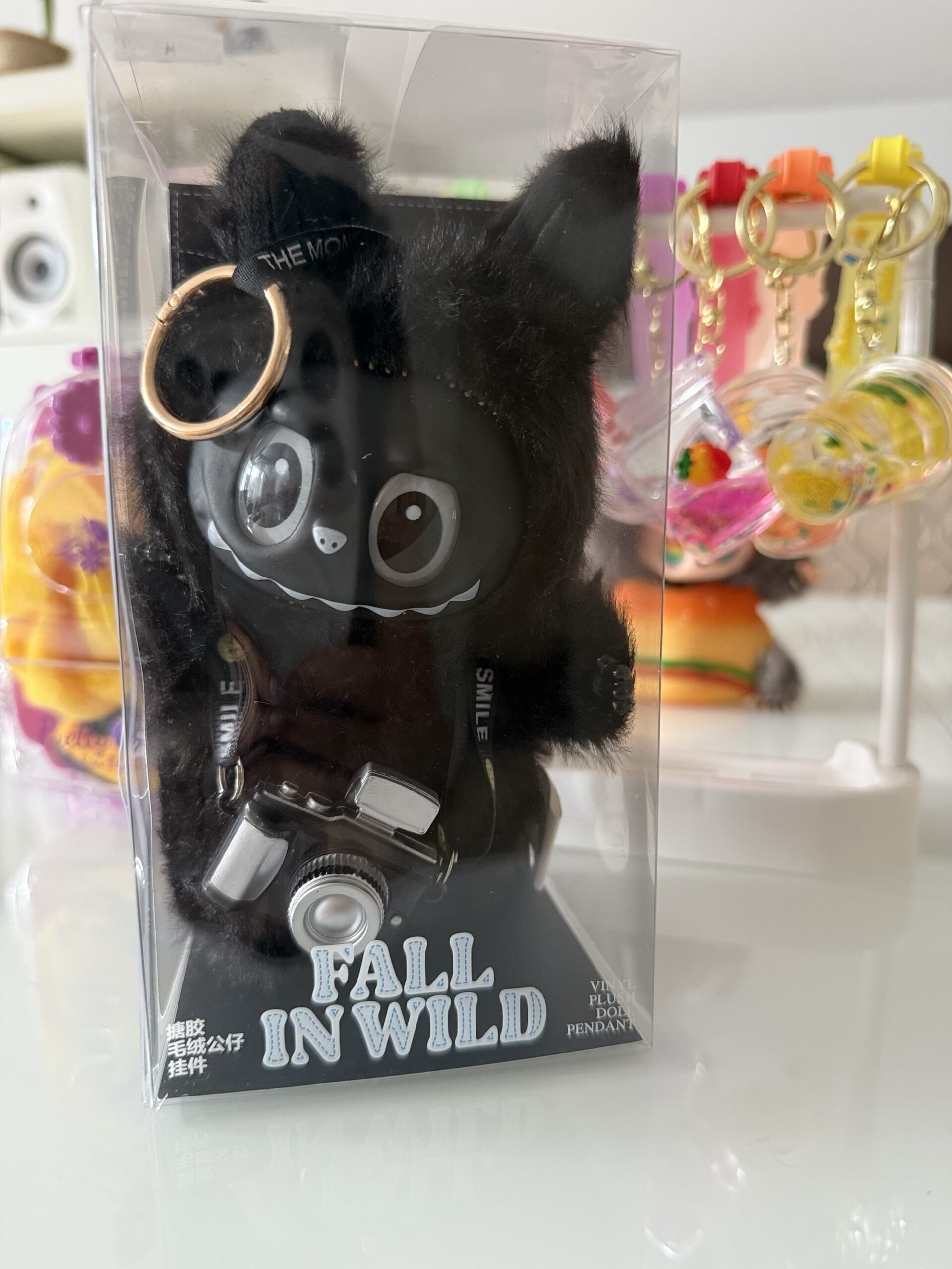 🎄Weihnachtsmarkt Angebot🎄 Kawaii Monster„Carlo Kawaiilo “ der Blitz Reporter mit Deko Kamera – Flauschige Sammlerfigur im Reporter look