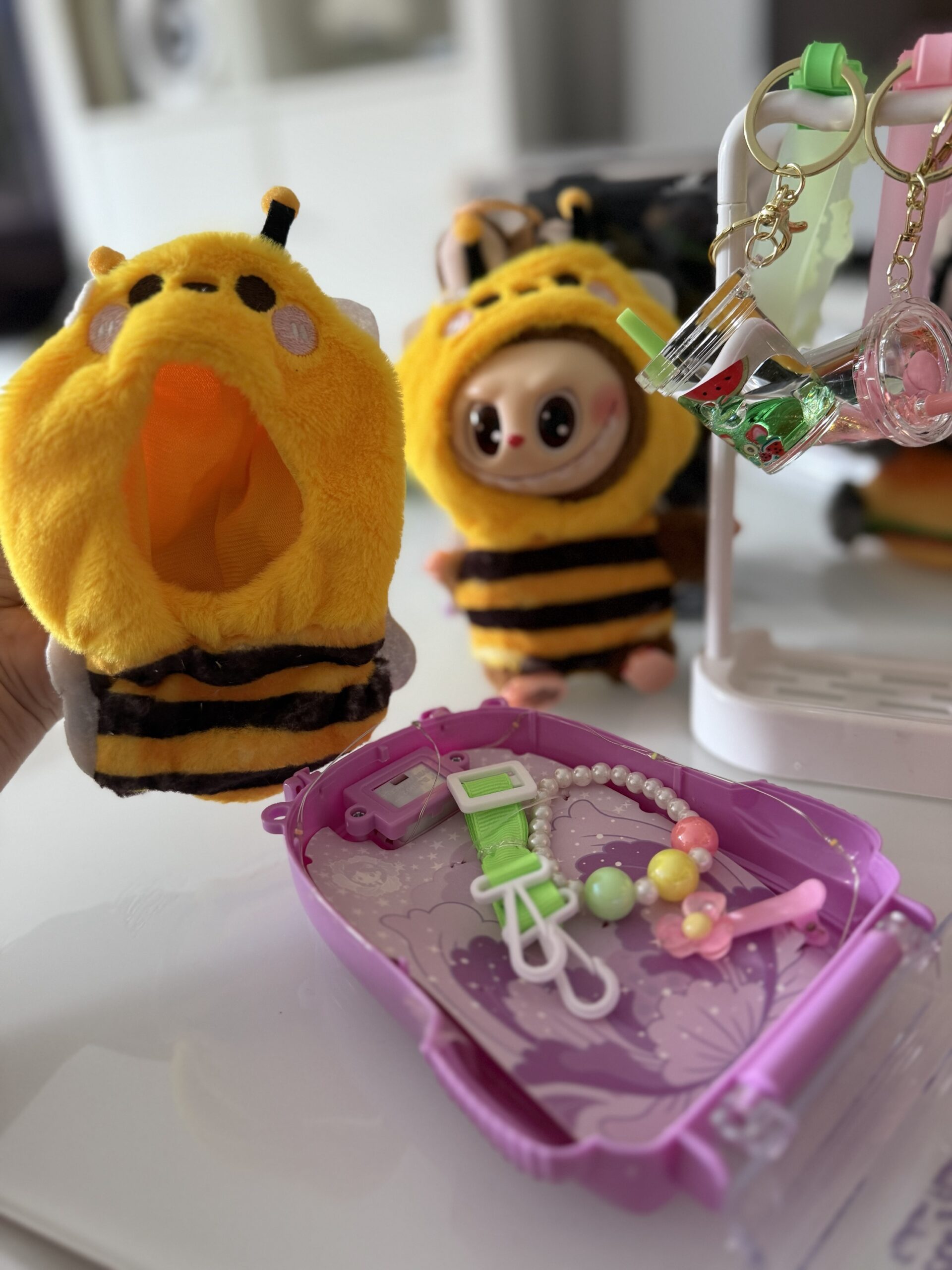 🎄Weihnachtsmarkt Angebot🎄 Labubu Mini-Reiseset „Hummel-Style“ – Kostüm,Leuchtrolli & Zubehör ( Kawaii Monster Flauschie ist nicht inbegriffen❣️)